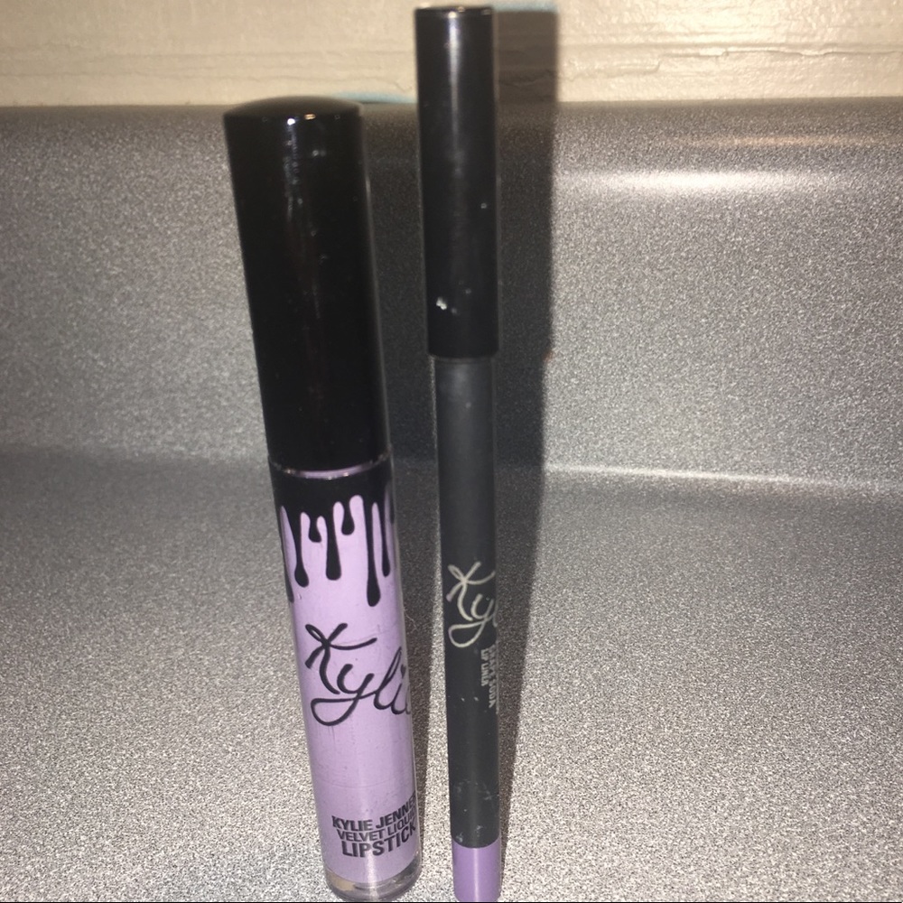 Kylie Cosmetics Velvet Lip Kit in Grape Soda